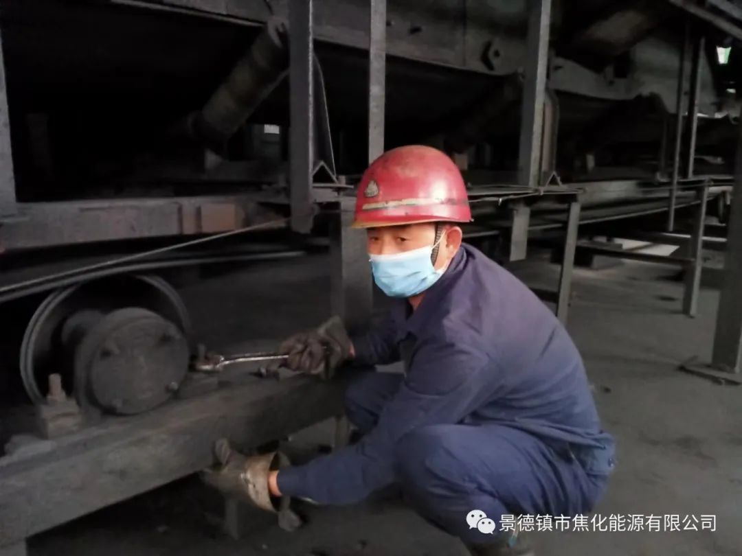 “老線這邊人手不夠，你們那邊有誰可以過來支援？”“好的，我馬上來。”聽到這個(gè)消息時(shí)，羅國(guó)安剛剛結(jié)束新線的維修工作，但他二話不說，立即拿起維修包，投入到老線的維修工作當(dāng)中。每天工作10小時(shí)以上已經(jīng)成為抗疫期間的常態(tài)，雖然身體很疲憊，但是他沒有任何怨言，“確實(shí)很辛苦、很累，但現(xiàn)在正是特殊時(shí)期，只有保障公司生產(chǎn)經(jīng)營(yíng)“不斷檔”，我們生活才能“不斷線”，恰恰我所在的運(yùn)輸廠就是承擔(dān)著焦炭煤炭運(yùn)輸?shù)闹匾氊?zé)，所以我更應(yīng)該恪盡職守，保障好這些設(shè)備的穩(wěn)定運(yùn)行。”.jpg
